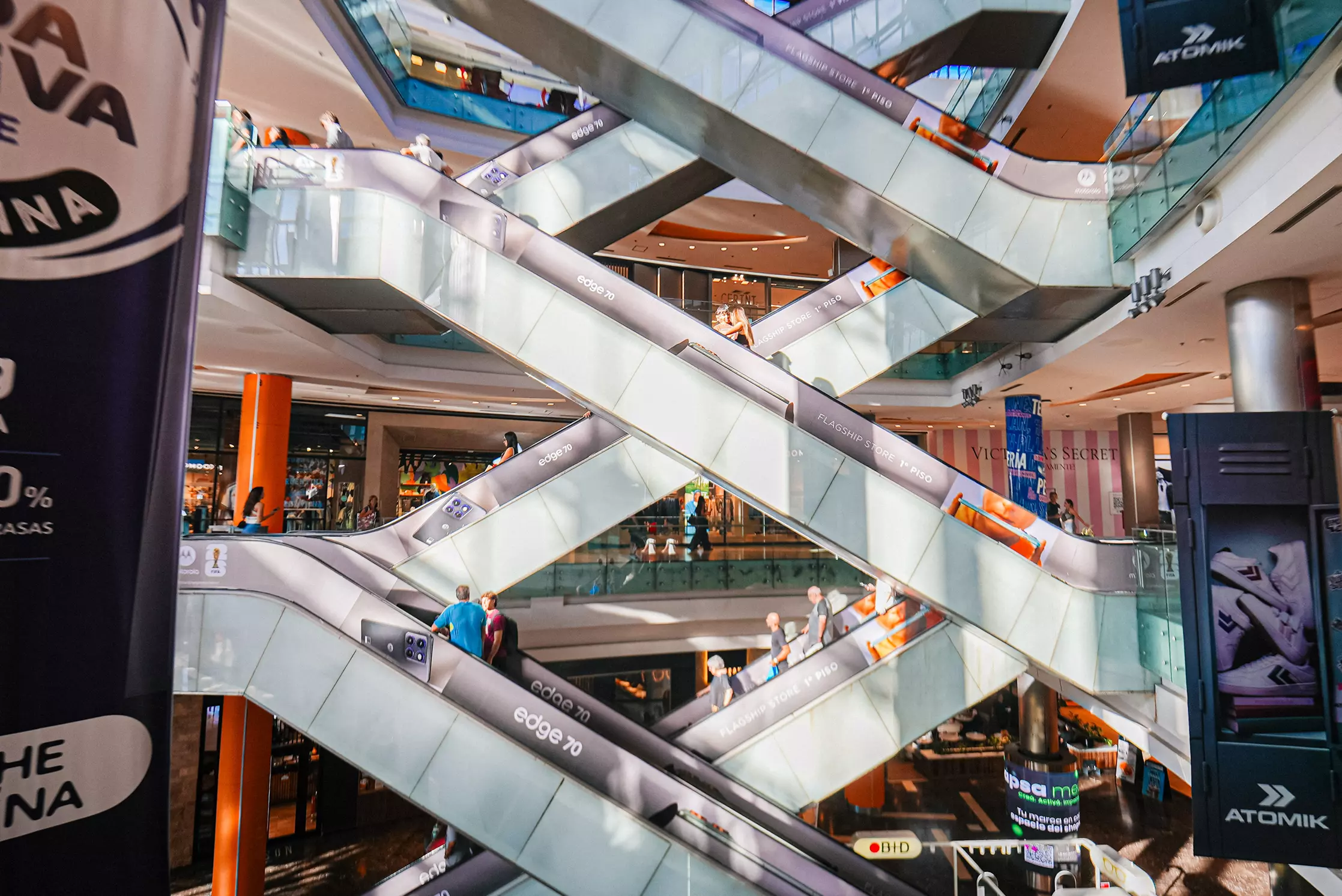 Escaleras interiores DOT Baires Shopping